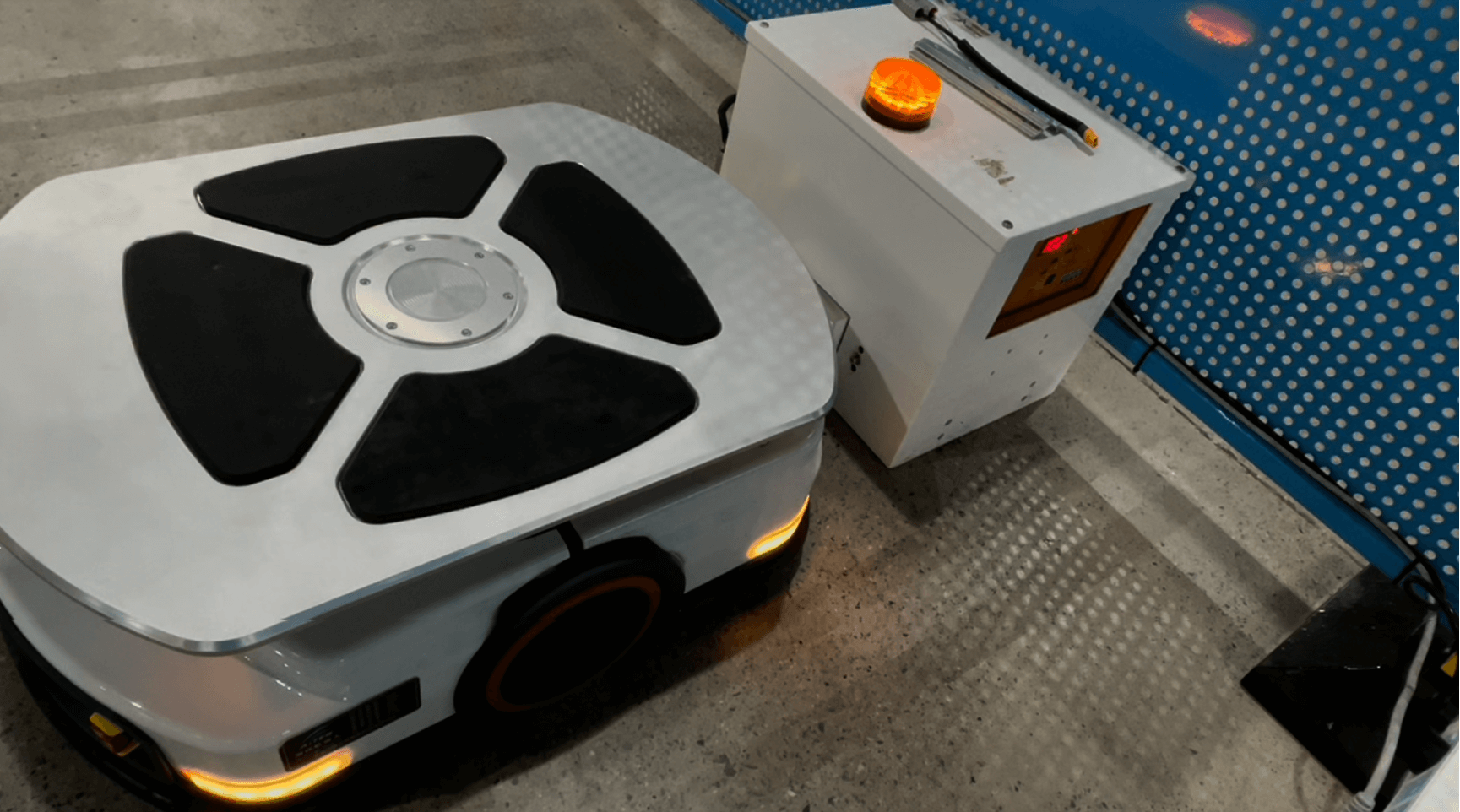 潜伏式AGV和叉车AGV的充电桩差异